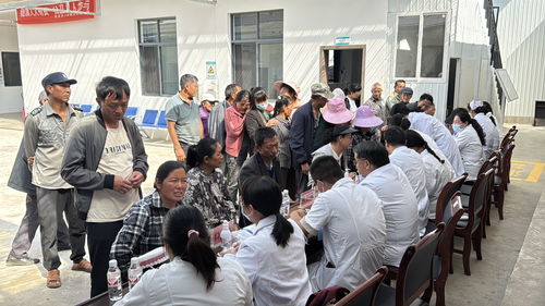 黨旗引領(lǐng)送健康 把脈問診護銀齡——小灣鎮(zhèn)開展健康咨詢服務(wù)活動